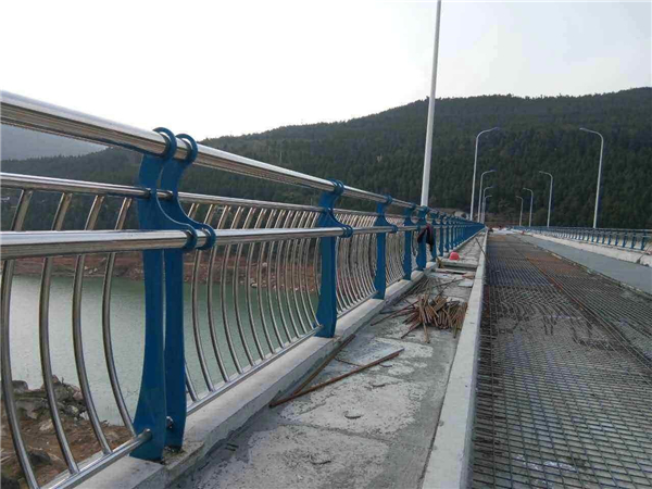 宁河不锈钢桥梁护栏的特点及其在桥梁安全中的重要作用